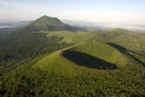 Une étude révèle pour la première fois la présence de séismes et de magma sous les volcans endormis d’Auvergne