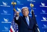 Vente, royalties : en 2025, Donald Trump a gagné 1,2 milliard de dollars dans les cryptomonnaies
