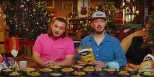Après l’incendie dans la ferme qui produit les chips « Brosti », de McFly & Carlito, la marque Brets propose son aide aux youtubeurs
