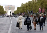 Américains, Chinois, Émiratis… À Paris, les commerçants formés pour choyer les touristes à haut pouvoir d’achat