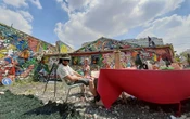 Il transforme un dépotoir d’Ivry en installation artistique