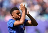 Paraguay-France : les excuses de Kylian Mbappé à une supportrice paraguayenne après tiré sur son le visage