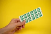 Certains auront désormais une date de « péremption » : La Poste sonne la fin du timbre valide à vie