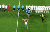 Euro 2021 : un activiste LGBT entre sur la pelouse d’Allemagne-Hongrie avec un drapeau arc-en-ciel