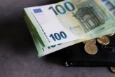 Un touriste suisse oublie 4 000 euros dans un taxi à Vienne, le chauffeur lui rend son porte-monnaie