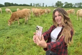 Femme d’agriculteur, Zoé la Gersoise cartonne sur TikTok en dépoussiérant l’image de la vie à la ferme dans ses vidéos