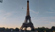 Paris : deux hommes sautent en parachute du haut de la tour Eiffel