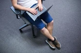 A-t-on le droit de venir travailler en short ou en débardeur lorsque la chaleur grimpe ? Ce que dit le Code du travail