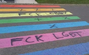 Verneuil-sur-Seine: un mois après son inauguration, le passage piéton arc-en-ciel taggué de propos homophobes