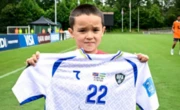 Coupe du monde : en larmes après la défaite de l’Ouzbékistan, un jeune supporter accueilli par ses héros à l’entraînement