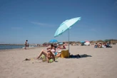Une maître-nageuse se fait transpercer l’épaule par un parasol sur une plage du New Jersey suite à une rafale de vent