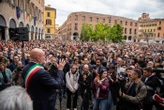 « Ça n’aurait jamais dû se produire » : en Italie, un millier de personnes pour un hommage aux huit blessés fauchés par un automobiliste