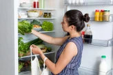 La listeria peut aussi se développer dans un frigo : comment bien le nettoyer pour éviter la contamination ?