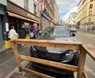 Voiture encastrée dans une terrasse à Paris : après le choc, la vie reprend rue de Belleville