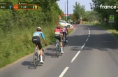Critérium du Dauphiné : grosse frayeur pour les coureurs qui évitent une voiture sortant d’une allée