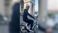 VIDÉO. Elle croise Novak Djokovic à vélo, place de l’Étoile, la veille d’un match