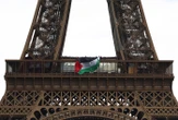 Drapeau palestinien sur la tour Eiffel : « Aucune mise en danger », les personnes interpellées risquent une contravention