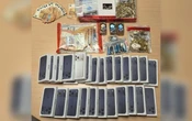 Sous bracelet électronique, ce dealer continuait son trafic : une arme, près de 10 000 euros et 26 faux iPhone saisis
