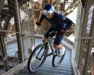 Paris : un champion de VTT gravit à vélo les 686 marches de la tour Eiffel en un temps record
