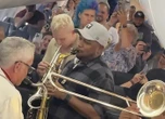 « On voulait leur faire plaisir » : leur avion est dérouté en pleine tournée, un groupe de jazz donne un concert à bord