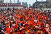 « Votre plus grand fan » : maillot Oranje et beats techno, le maire de Kansas City fait la fête avec les fans des Pays-Bas
