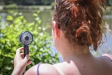 Canicule : pourquoi les mini-ventilateurs portables ne sont pas toujours une bonne idée, du moins pour notre planète ?