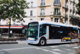 Paris : un SDF entre la vie et la mort après avoir chuté sous les roues d’un bus