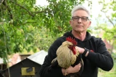 « De tous les voisins, il n’y en a qu’un qui se plaint du chant de mon coq » : Kiki gagne en justice
