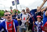 « J’ai les frissons, regarde ! » : l’émotion des 18 000 supporters du PSG présents à Budapest avant la finale