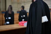 « Kyste astral » et chiens harmonisés : un ex-policier et une comptable jugés pour exercice illégal de la médecine