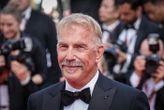 « Un mensonge culotté » : Kevin Costner répond à une cascadeuse qui affirme avoir été forcée de tourner une scène de viol sur le tournage d’« Horizon »