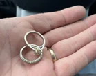 « À quatre pattes dans la boue » : elle perd son alliance et sa bague de fiançailles dans un sac de pop-corn, son mari les retrouve dans une décharge