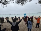 « Wokes déterminées à couler Bolloré » : action surprise sur l’île du Loc’h dans le Finistère avant la mobilisation maritime