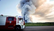 Flammes géantes et fumée noire : les images d’un centre de logistique et d’un dépôt pétrolier près de Moscou visés par des drones ukrainiens