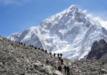 Un randonneur meurt de froid sur l’Everest, des centaines de personnes bloquées par une tempête de neige