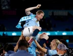 Statue devant le stade, carte d’abonné à vie, ovation : le superbe hommage de Manchester City à Kevin De Bruyne