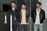 « Vous n’avez jamais eu de crotte de nez ? » : le chanteur des Jonas Brothers accusé d’avoir consommé de la cocaïne en plein concert