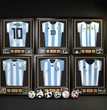 Six maillots et des ballons signés de sa main… Lionel Messi présente une collection unique à plus de 75 000 euros