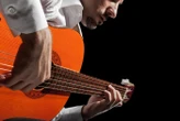 « Une expérience surréaliste » : un Britannique joue de la guitare pendant son opération du cerveau