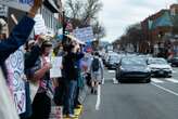 Un homme fonce dans une foule de manifestants anti-Musk devant un concessionnaire Tesla en Floride