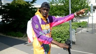 VIDÉO. L’humoriste Youssoupha Diaby aide un livreur à rattraper le voleur de son vélo