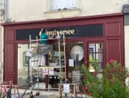 « La peinture en lettres n’est pas forcément vieillotte » : Perrine Bois ravive cet art de façades en Eure-et-Loir