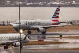 Un avion de ligne entre en collision avec un remorqueur à Chicago, le conducteur gravement blessé