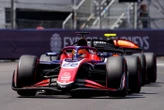 GP d’Autriche : la vidéo des tonneaux impressionnants du Français Meguetounif au départ de la course de Formule 2