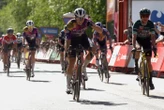 Tour d’Espagne femmes : quand une spectatrice chute du trottoir et fait tomber une coureuse