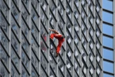 « Je suis le seul papa du monde à être content quand mon fils est en garde à vue » : Alexis Landot grimpe la tour Montparnasse à mains nues