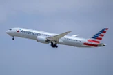 La compagnie aérienne American Airlines surprend ses passagers pour la Coupe du monde avec des maillots de la Team USA sur leur siège