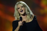 Bonnie Tyler est sortie du coma, mais reste en soins intensifs : ses médecins « convaincus qu’elle se remettra complètement »
