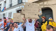 « Mathieu vend des poules », « Pédale si t’aimes la truffade » : sur le Tour, c’est la folie des pancartes !
