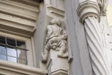 Polémique à Angers : une façade paillarde du Moyen-Âge restaurée... et enrichie de deux sculptures